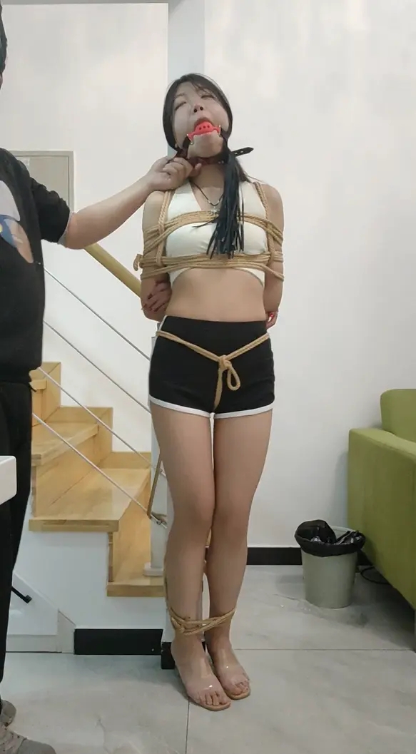 《迷途的羔羊2》！纯欲少女捆绑调教（玉足+秘书装+接吻+模拟绞刑+胶带+堵嘴+皮鞭+振动）-5