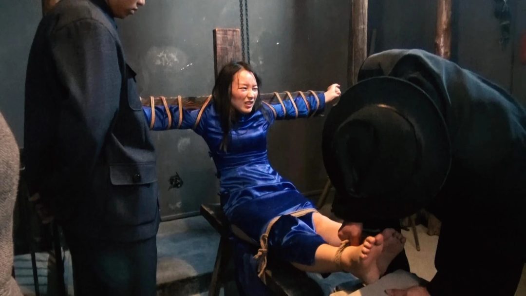 定拍转公映《失陷魔窟3》张雪在执行任务时被特务抓捕后历经各种严刑拷问后经卧底胜楠帮助下逃离魔窟-4