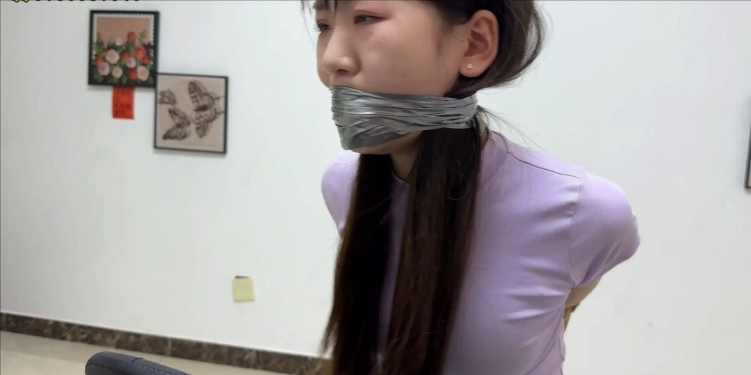 一個女孩醒來發現自己被綁在椅子上-2