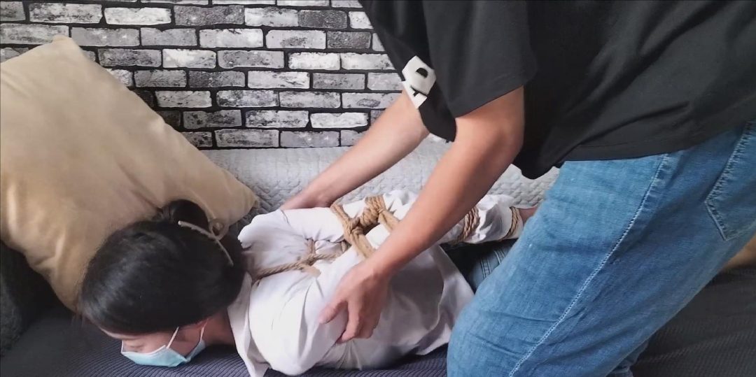 依纯尝试直臂捆绑，意外发现，她特别怕痒痒，痒痒脚丫，拼命挣扎-5