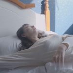 长腿美女被变态色魔入室迷晕，闻脚，舔脚玩弄