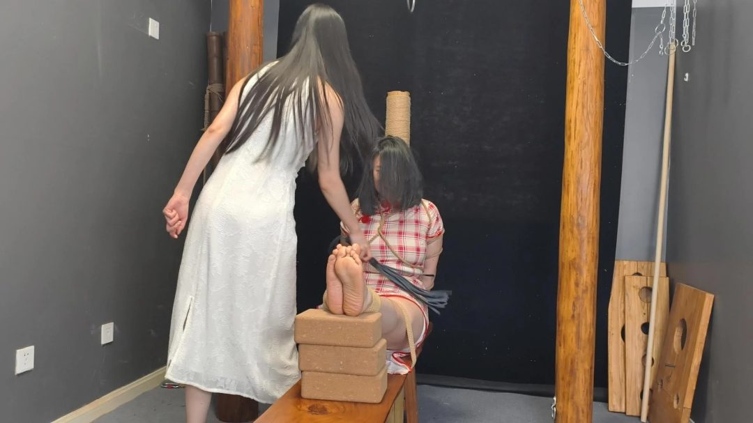 女T 严刑拷打 老虎凳后还能坚持吗？敬请期待吧。-7