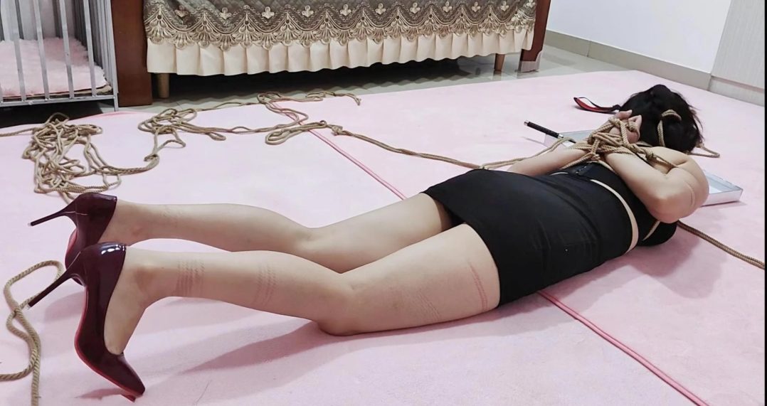 小姐姐M紧缚后手观音驷马放置金属大口环强Z流口水-3