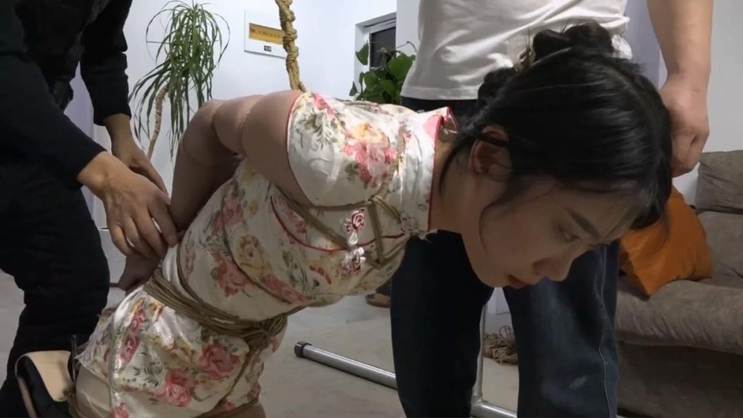 逍遥定拍：韩玉（琪梦）旗袍直臂跪缚后手吊 痛苦的膝盖顶地放置-5