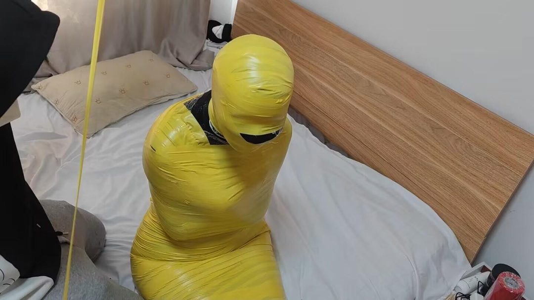 zentai+保鲜膜+胶带女M三重全包教程-4