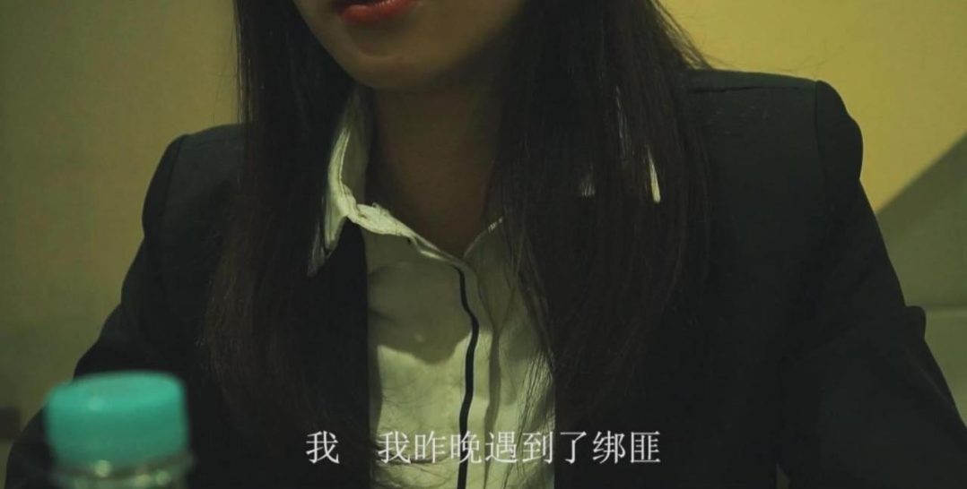 御姐美女被“恶趣味”面具人绑架，求私家侦探破案。-1
