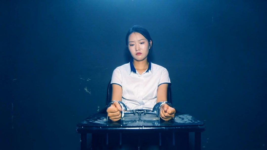 片名：定拍转公映 新片《红颜丽人不归路（绞刑篇）》 完整版 郭艳年纪轻轻犯s人，被捕后不老实交代自己的犯罪过程，受倒吊，关笼惩罚 钉死镣最后执行绞刑-6