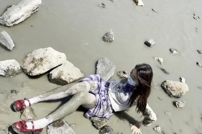 白丝jk女海边滩涂玩水弄脏-3