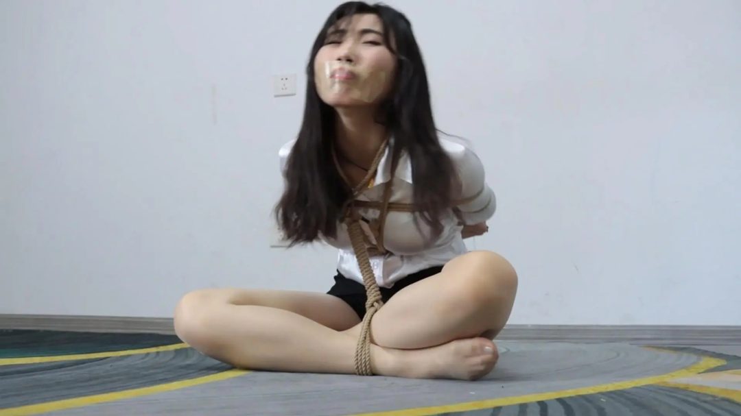 《剧情片做人不要太苛刻 上》白领恩可网购丝袜给差评惨遭快递小哥挟私报复,口球塞嘴丝袜蒙眼全身海老缚动弹不得-7 《剧情片做人不要太苛刻 上》白领恩可网购丝袜给差评惨遭快递小哥挟私报复,口球塞嘴丝袜蒙眼全身海老缚动弹不得-7