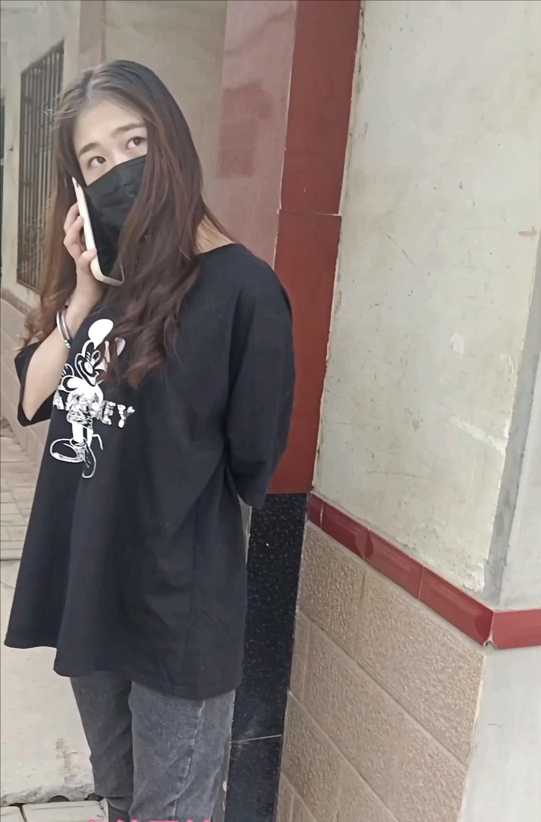 模特带着手铐在农村租房和大姐搭讪-1