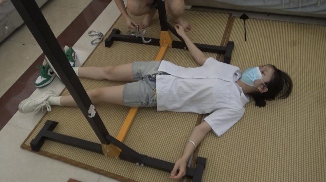 【佳怡】【琳媚】脚趾铐互相伤害 倒挂 tk 鞭打折磨 假传“圣旨”的琳媚用脚趾铐虐待佳怡,新月大哥中途发现后佳怡被解救,反被两个人一起惩罚。-4 【佳怡】【琳媚】脚趾铐互相伤害 倒挂 tk 鞭打折磨 假传“圣旨”的琳媚用脚趾铐虐待佳怡,新月大哥中途发现后佳怡被解救,反被两个人一起惩罚。-4