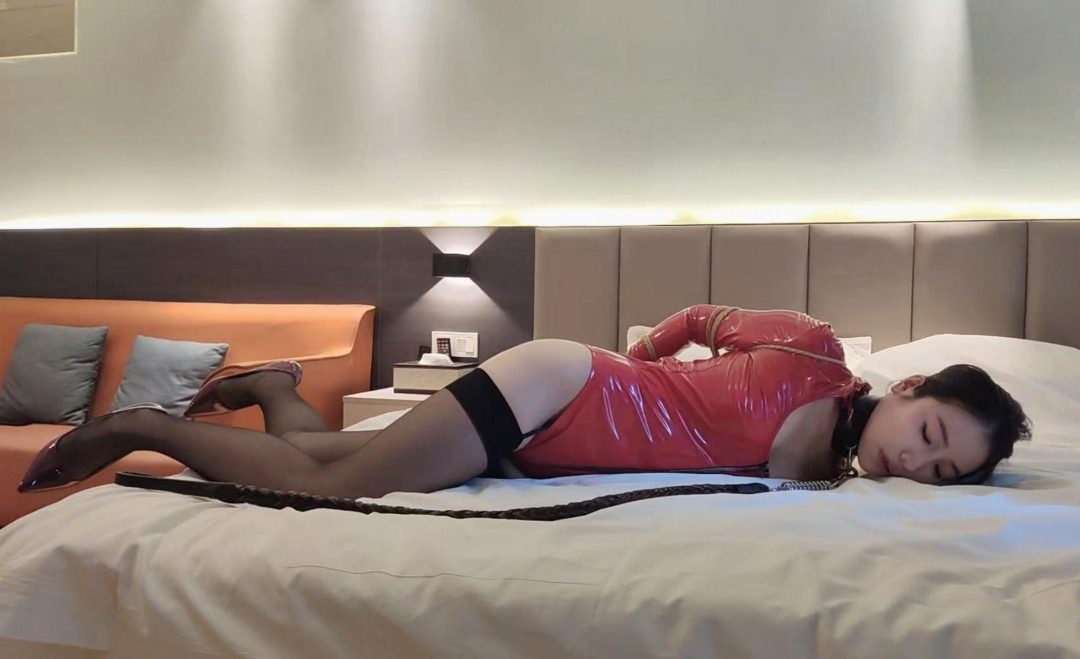 气质美女模特小玉性感美腿高跟吊带袜捆绑牵引驷马口球-4