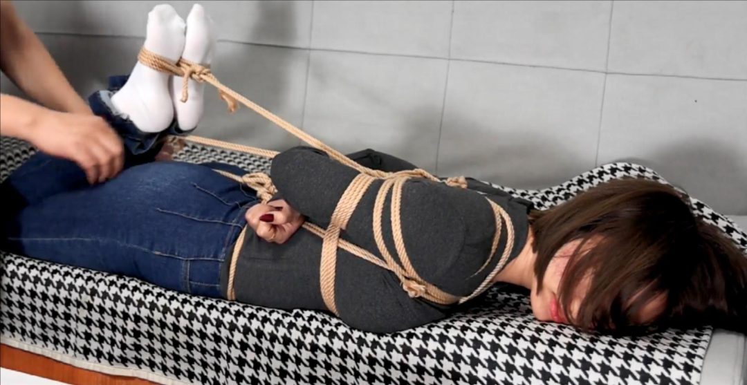 妞妞，魔鬼身材短发妹的小爱好第二季，沙发上的股绳驷马、近距离亵玩、TK、SP，扭动的小翘臀、美胸、白鞋与白袜的特别展示-12