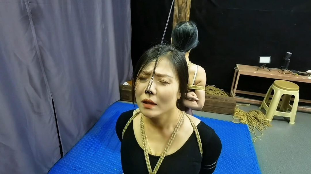 李然欠帐不还，就调教她的女儿,最后母女俩被玩的骚水狂喷,双双瘫焕在地上..-2