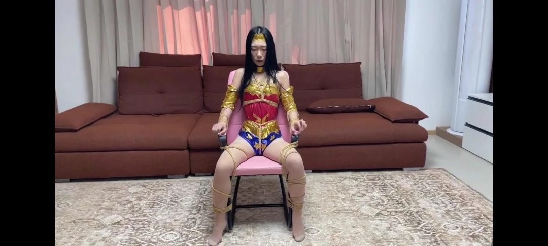 【云雀订拍沦为收藏品的神奇女侠】韩玉 椅子缚 疯狂挠脚心 龟甲缚 股绳 电击 鞭子抽打 定身折磨 冰冻 针扎 原味丝袜堵嘴 各种折磨-4