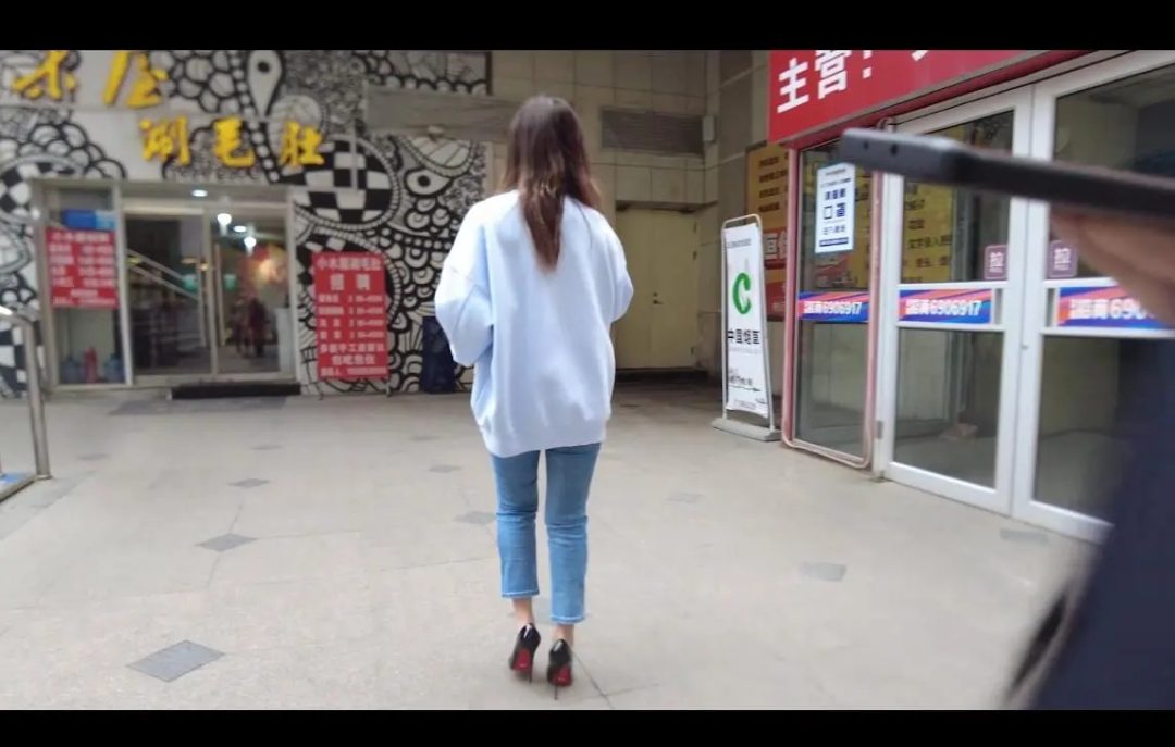 半岛定拍视频，奎因12cm高跟鞋带口球逛超市，全程跟拍视角，无捆绑-7