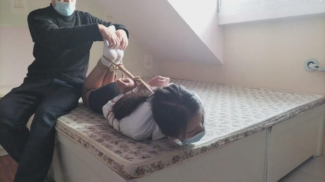 大学生捆绑训练 驷马放置脚心挠痒痒 最后给她带上扣球 蒙上眼睛 让她在房间里完成寻找自己手机的任务-3