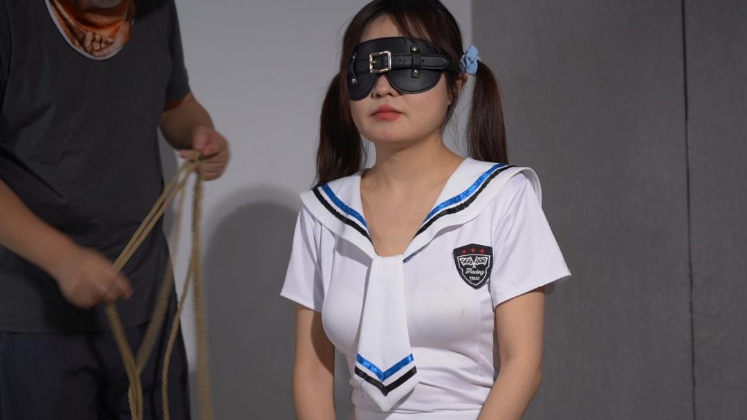 清纯妹妹疯狂兼职之“误入绳艺调教无法自拔”驷马紧缚➕跪缚残忍折磨，【眼罩口枷➕郊狼】口水拉丝不断-1