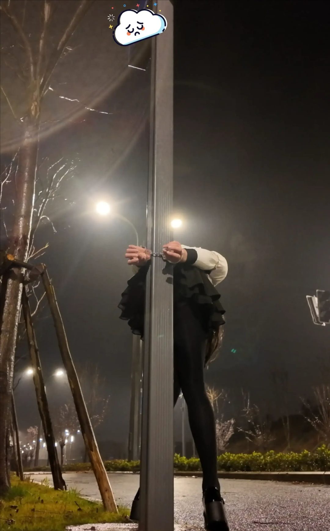 雨天户外背铐在路牌下 自缚 双手背铐-2
