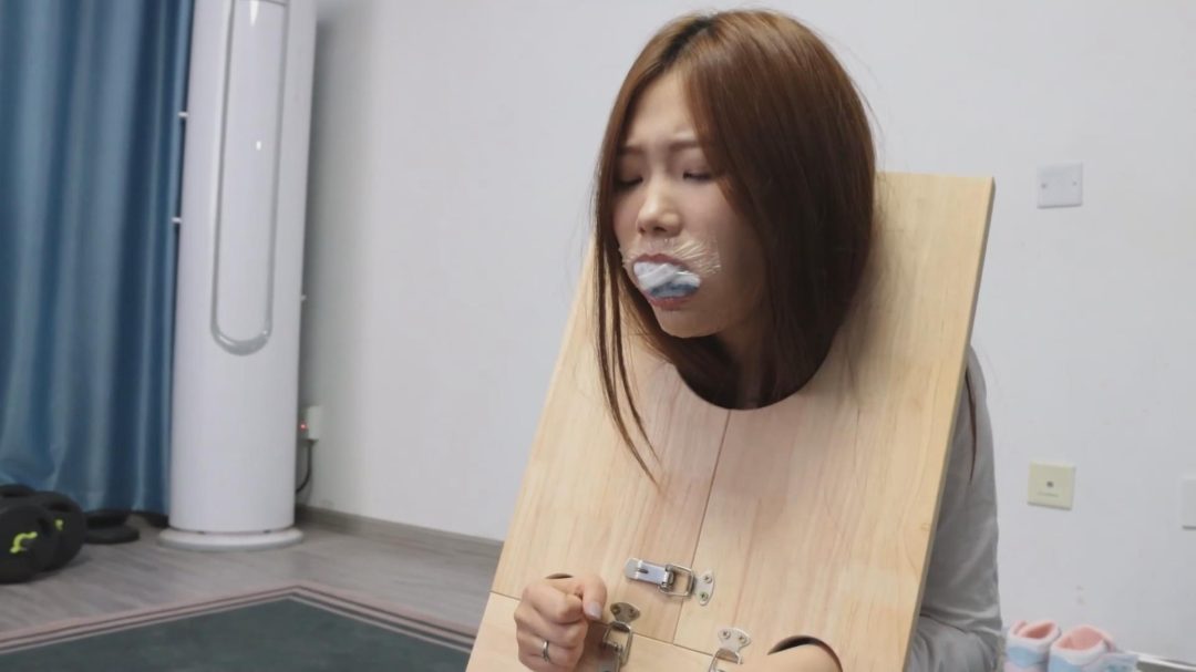 【绝版模特蜚】【得意客定拍】《不良少女改造计划2》原味堵嘴+湿袜游街，木枷加身放置反省！-8