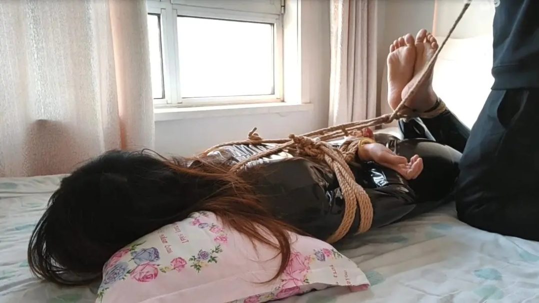 胶衣凌辱驷马紧缚开腿缚-4