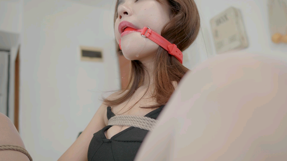 《4K映像作品》〖剧情向〗琪琪后手并腿紧缚地板放置+ 沙发上M腿缚，白丝袜勒嘴.口球流口水-9