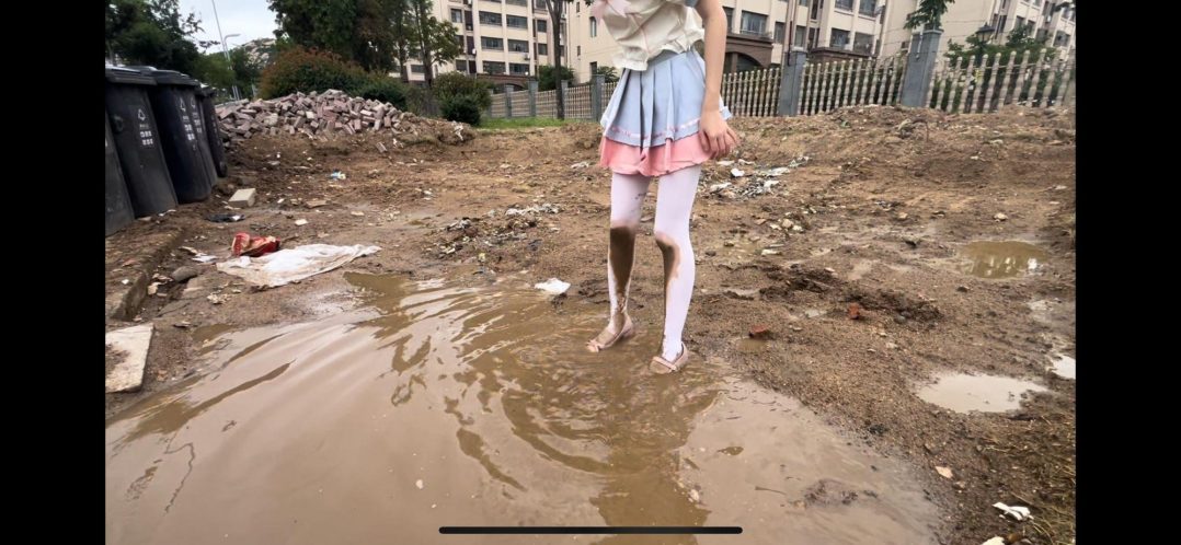 真实小区垃圾站臭水沟淤泥白丝软妹重口调教-5