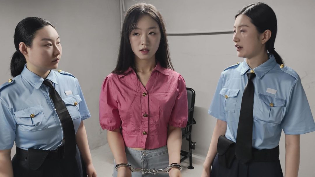 【忘忧社工作室】新模特美女记者林嘉来名叫忘忧社的监狱风格体验馆体验，当女犯的一天，带手铐脚铐，脚镣，以及犯人不听话会遇到的各种刑罚，后高手吊起来，关笼子，上老虎凳等，度过了难忘的一天。-3