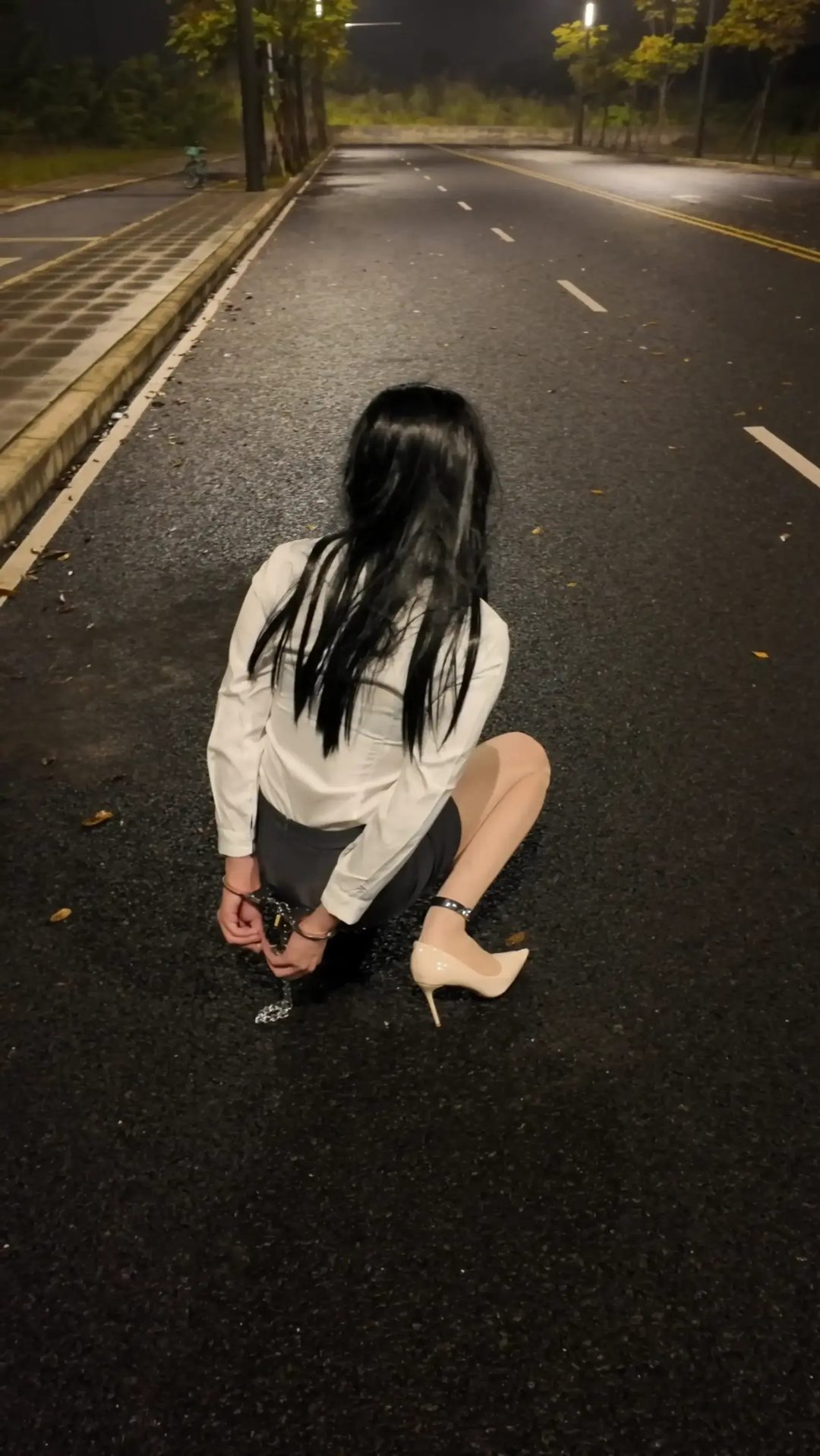 户外肉丝OL郊狼背铐过马路挑战SubM-2