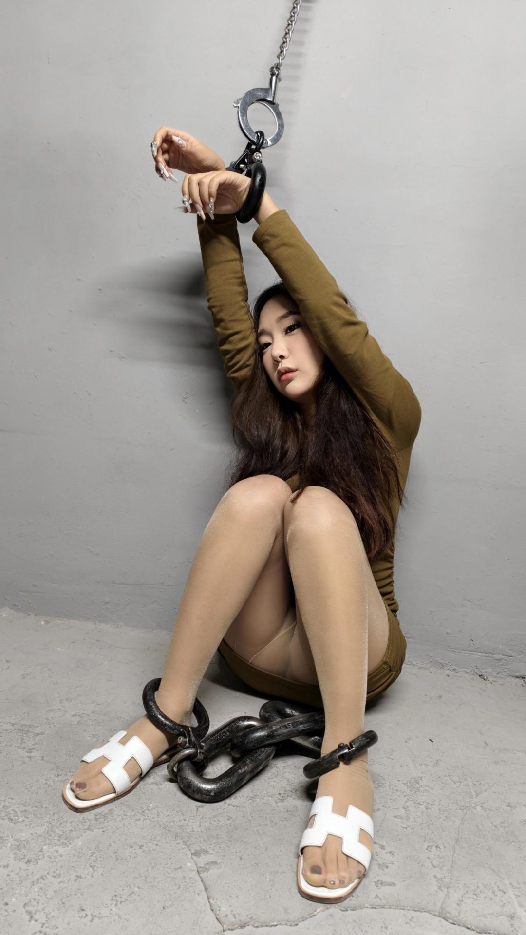 【忘忧社工作室】驴驴回归，饰演电诈女犯被抓，带其审讯，指认现场，带连体镣铐重镣，钉s镣s铐，重脚镣-8