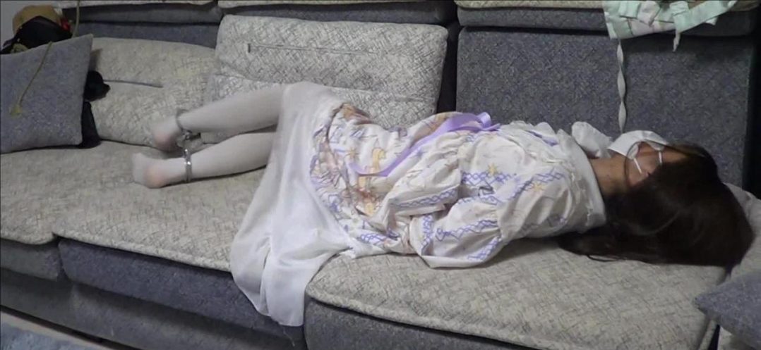 终于把我18岁的表妹雨晴拉下水了 亲表妹噢 穿着我的LOLITA 和我一起玩手铐的她是不是很可爱？-7