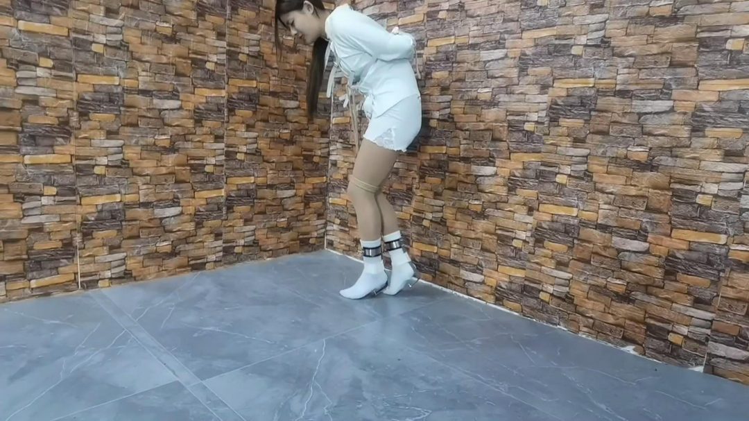让希希穿上铁钉高跟,下面放入电击玩具,远程操作强行猫步走一小时,能否成功,..-2
