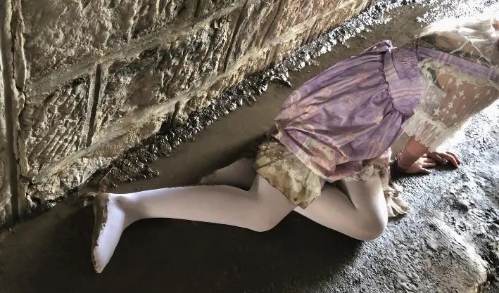 职业白丝lo娘首次尝试 马路边泥坑+下水道打滚弄脏-7