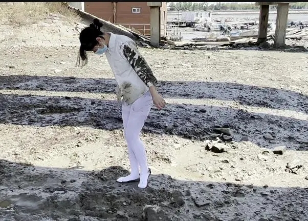 甜系lolita臭水沟玩脏泥+衬衣白丝泥地打滚-8
