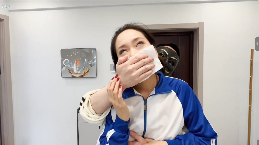 尾随者用迷药手帕堵住口鼻-1