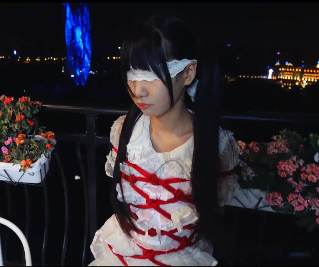 Lolita小姐姐菱缚，晚上捆绑着在阳台吹风-4