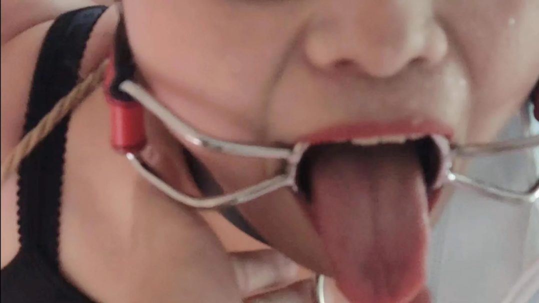 丰满商场营业员美女丝袜高跟直臂吊绑蒙眼鞭打TJ带大号口夹止不住流口水-7