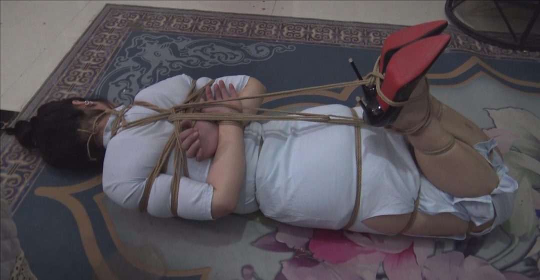 《极限花样紧缚 三 》 旗袍美女被绑架回来，被各种捆绑，还把舌头给绑上-3