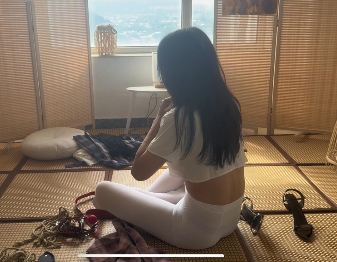【柚里】南娘柚里面试绳艺公司，被要求换超短裙jk自缚，柚里因为放心就打了死结但hr突然离开让柚里独自无限期挣扎解脱…柚里能否脱出呢～-6