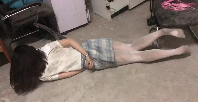 白丝jk妹子废弃仓库调教凌辱-2