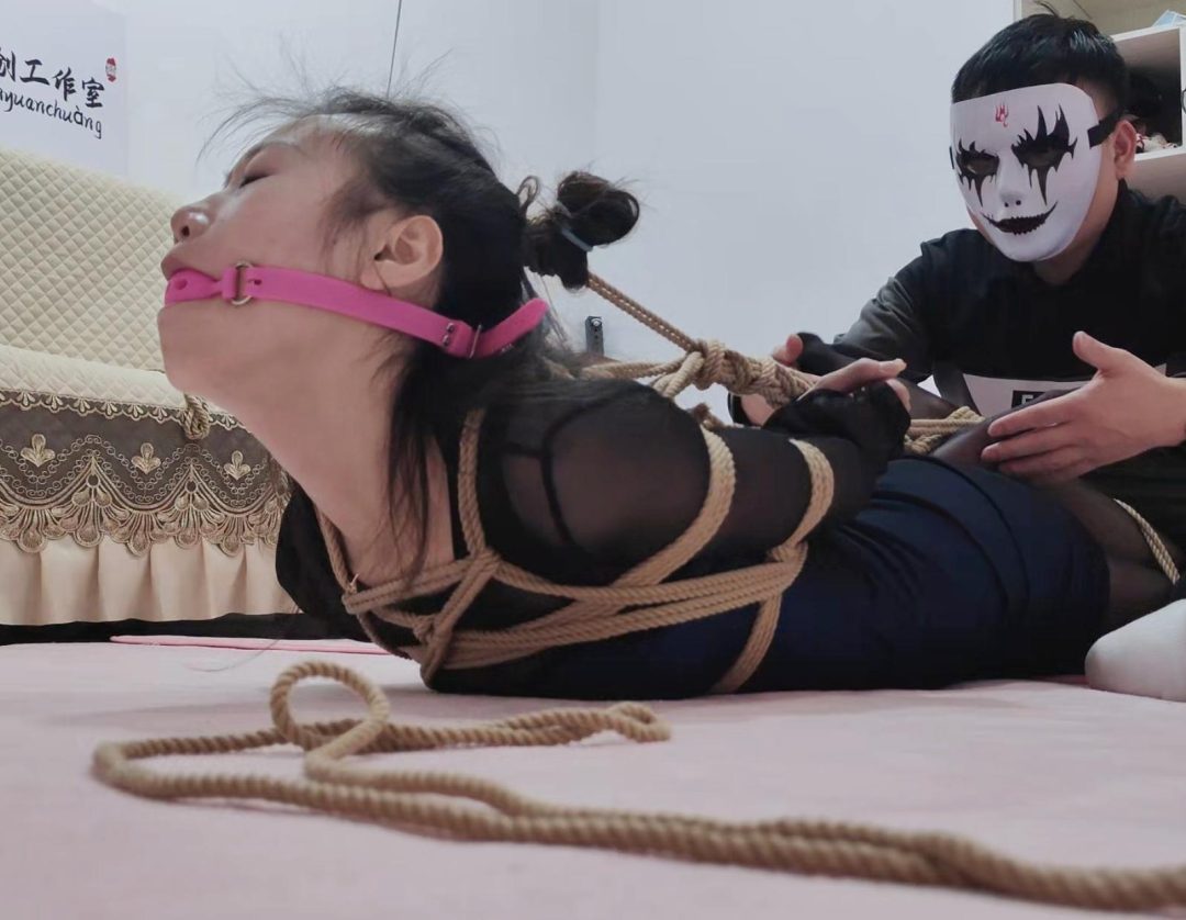 研究生小美女体验被紧缚驷马极限抬头口球堵嘴放置呼吸困难坚持不了痛苦的无助全程对话真实捆绑-10