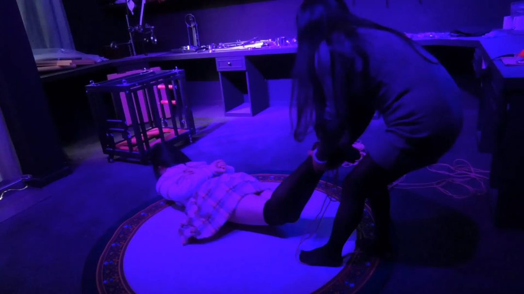 新场地定拍《酒吧里调教女M》 女大学生被酒吧女主绑架到酒吧调戏玩弄-15