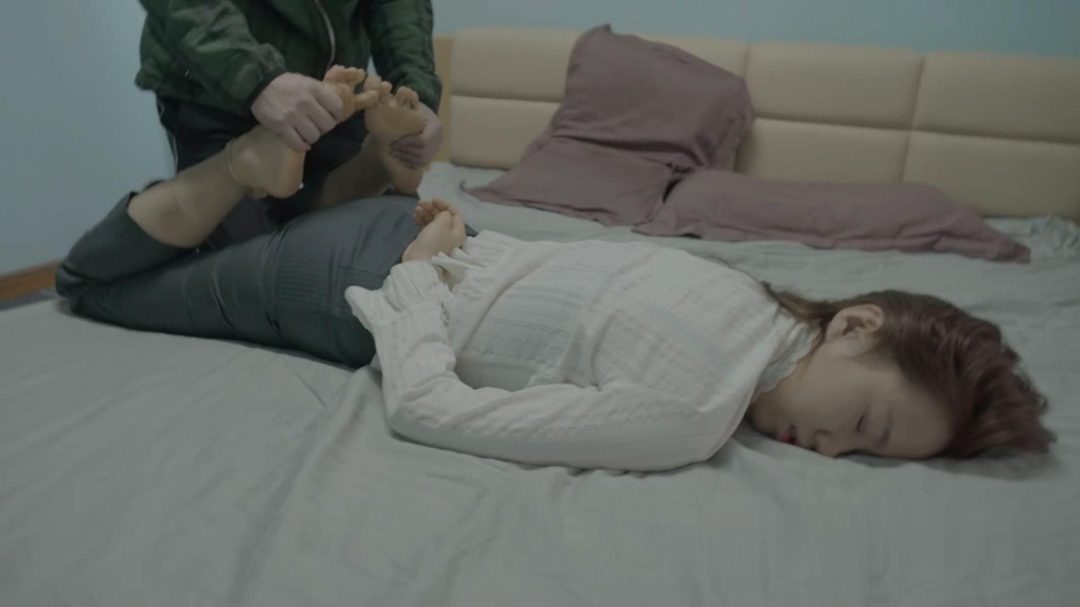 老梦视觉 入室迷晕疯狂舔女上司丝袜美脚-6