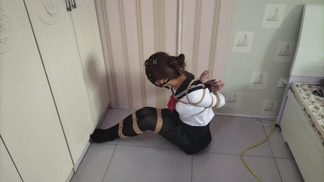 美女遭劫持，日式后高手紧搏捆绑，马具口球，蒙眼，挣扎这在房间里找手机自救-3