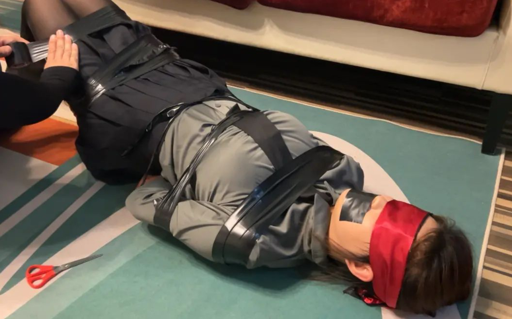 【昆亚原创】面试房间里不能说的秘密-1