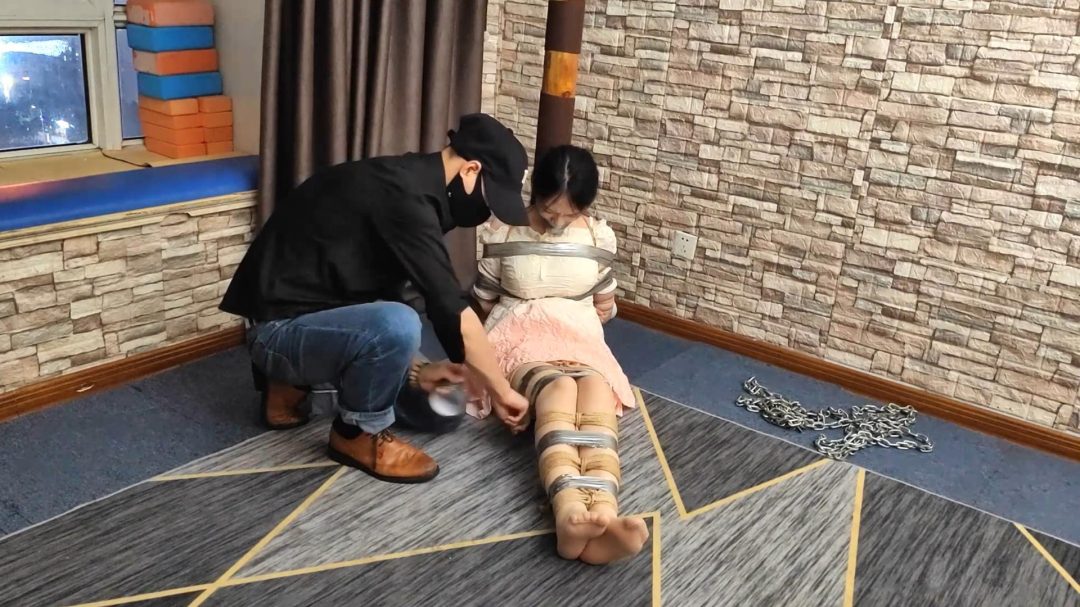 一绳所爱定拍————卢曼莹被劫持，惨遭捆绑放置，头发悬吊+严密驷马捆绑-10