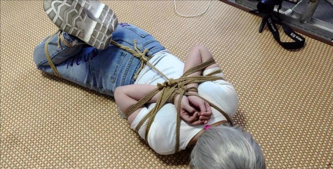 大号口球、牛仔裤、白袜后观音、股绳驷马，初TK，微胖女生很敏感，挣扎的很卖力-9