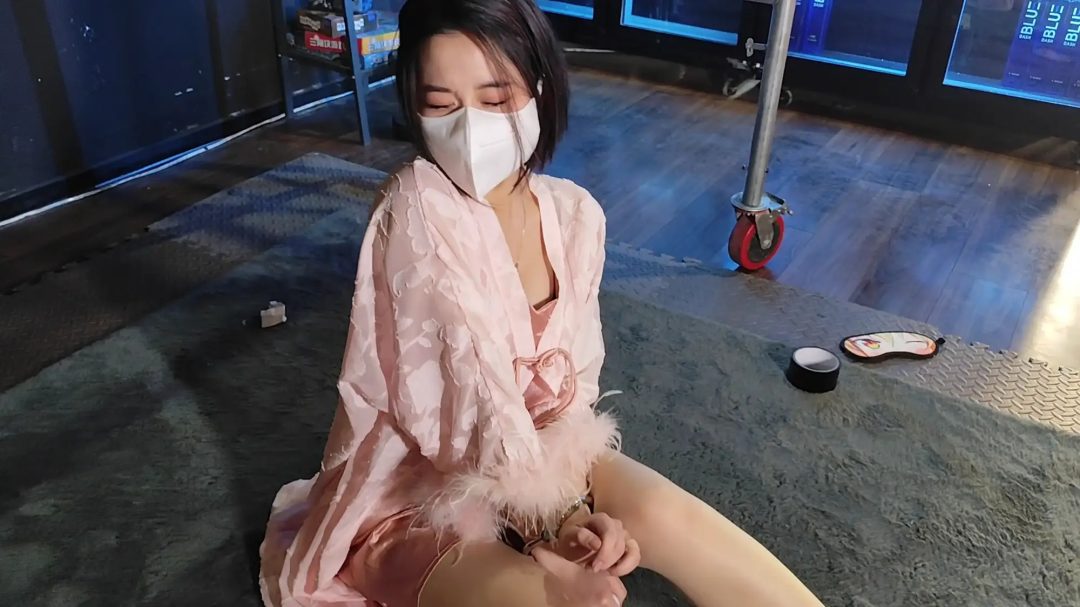 人妻兔兔的初体验 婚礼晨袍 单腿吊缚 真实人妻 超绝眼神 蠢蠢欲动-1