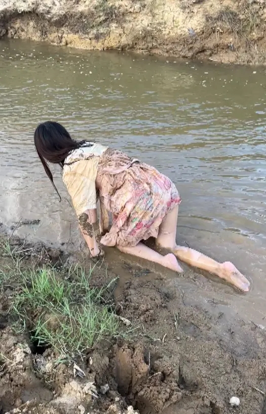 粉色lo裙河边玩泥湿身-6