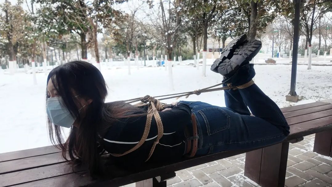 冰天雪地 公园驷马放置挣扎真刺激 心惊胆战 模特怕被别人看到 我也吓坏了-2